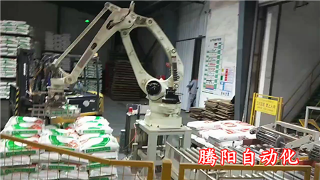 飼料碼垛機(jī)器人雙線碼垛幫助企業(yè)打造立體倉(cāng)庫(kù)