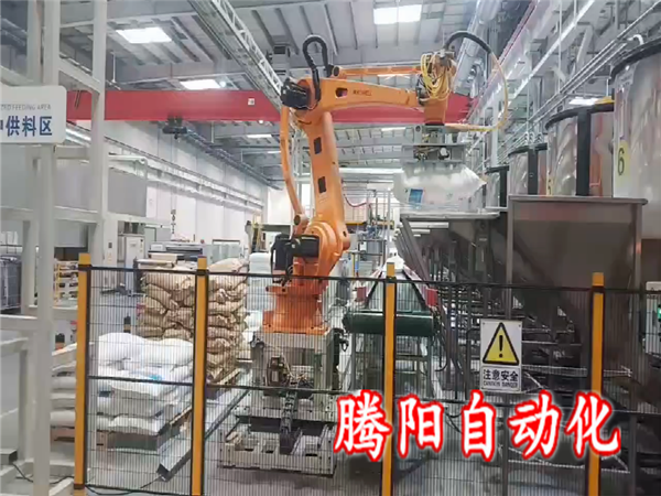 管道原料拆包投料機(jī)器人替代人工的劃算賬